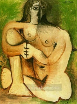 Mujer desnuda en cuclillas sobre fondo verde 1960 cubista Pablo Picasso Pinturas al óleo